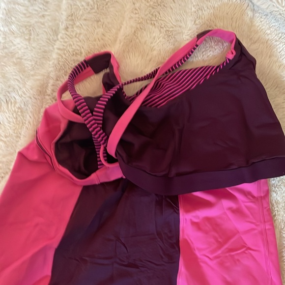 Pink lululemon women’s yoga top with built-in bra - Picture 4 of 4